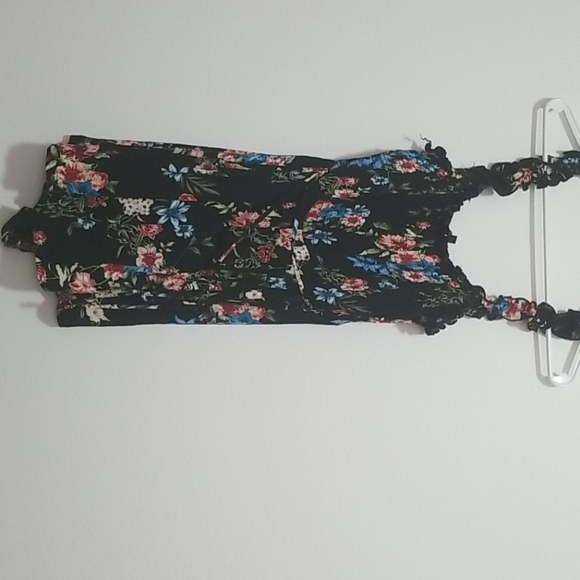 Adorable sun suit/ shorts that appear as a skirt. - Picture 3 of 4